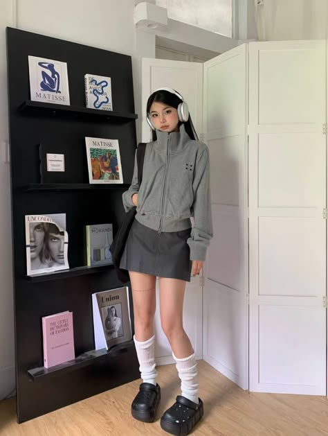 New Era Outfit, Chilly Weather Outfits, Aesthetic Outfits Y2k, Crocs Outfit, Neat Casual Outfits, Y2k Aesthetic Fashion, Japan Outfit, Downtown Outfits, Japanese Harajuku