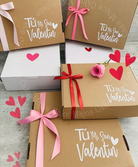 Box San Valentino, Box San Valentin, Valentine Gift Baskets, Valentines Gift Box, Bridal Gift Wrapping Ideas, Gifts To Make, Love And Affection, Paper Flowers Craft, Birthday Box