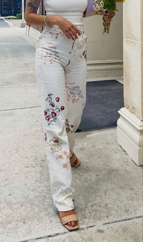 Floral Jeans Outfit, Boho Pants Outfit, Print Jeans Outfit, Floral Denim Pants, Granola Life, Jeans Upcycle, Denim Pants Outfit, Denim Aesthetic, Outfit Mood Board