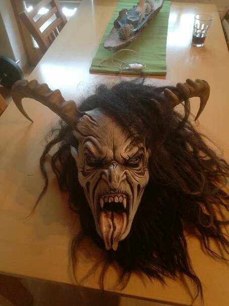 amazing Krampus head/mask? Krampus Mask, Scary Christmas, Horror Pictures, Creepy Christmas, Head Mask, Ange Demon, Cool Masks, Masks Art, Creepy Art