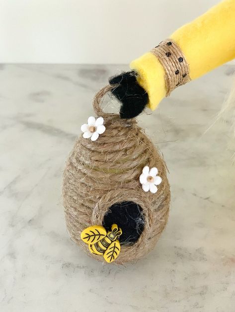 Gnome Accessories Diy, Diy Bee Ornament, Bee Gnome Diy, Bee Ornaments Diy, Bee Crafts For Adults Diy, Gnome Accessories, Bee Business, Gnome Collection, Bumble Bee Craft