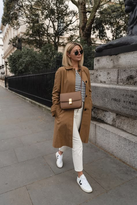 Emma Hill, Mac Coat, White Jeans Outfit, Trench Coat Outfit, Outfit Jeans, Blonde Brunette, Looks Street Style, Brown Coat, Coat Outfits