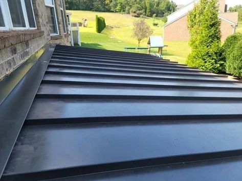 4 Best Roofing Materials for a Low Pitch Roof Mono Pitch Roof Architecture, Roof Sheeting Ideas, Low Pitch Roof House Exterior, Metal Roofing Ideas, Low Pitch Roof, Flat Roof Materials, Flat Roof Replacement, Flat Roof Design, Plastic Roofing