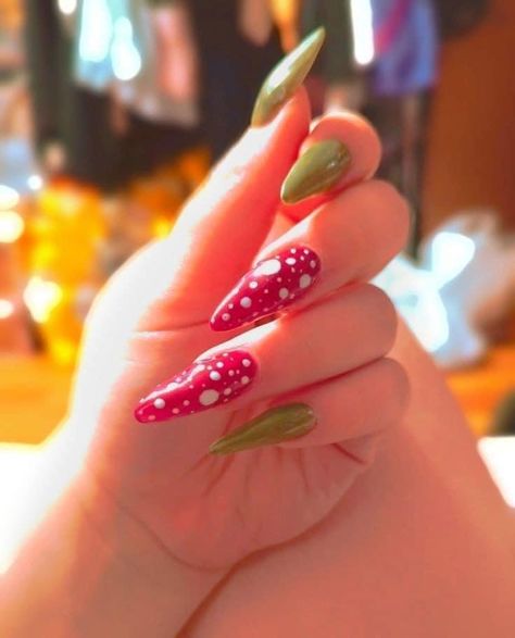 Green Claw Nails, Nail Inspo Witchy, Mushroom Nails Acrylic Simple, Mushroom Themed Nails, Easy Mushroom Nails, Goblincore Nail Design, Cottagecore Nail Ideas, Hippie Acrylic Nail Designs, Halloween Nail Designs Green