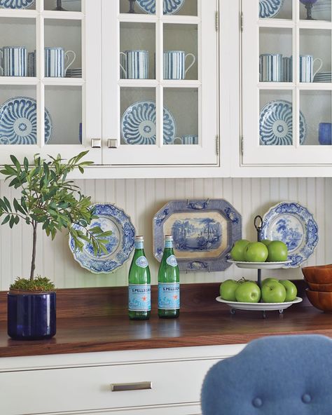 Dishes On Wall, Blue And White Plates On Wall, Plates On The Wall, Country Kitchen Countertops, Country Kitchen Flooring, Dining Room Colour Schemes, Country Style Dining Room, Country Dining Rooms, Southern Living Homes