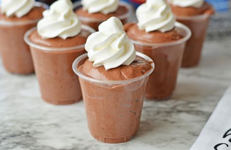 These Baileys chocolate pudding shots are a delicious treat that's sure to liven up your next party. This rich and creamy shot will add some boozy fun to your festivities and satisfy your sweet tooth at the same time! Vodka Pudding Shots, Rumchata Pudding Shots, Chocolate Pudding Shots, Butter Beer Recipe Harry Potter, Pudding Shot Recipes, Cake Vodka, Chocolate Shots, Butterbeer Recipe, Whipped Cream Vodka