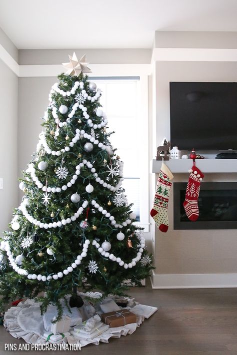 If you're looking for a fun, easy, and adorable Christmas craft tutorial, look no further. This pom pom garland is so easy to make, and it looks great on the tree. It is the perfect festive Christmas craft. It makes my tree look so happy and unique! And it's a super easy DIY. So much cuteness from so little effort! It makes such great Christmas tree decor. Pom Pom Garland Christmas Tree, Christmas Tree Decorations Simple, Diy Christmas Pom Pom, Christmas Pom Pom Garland, Christmas Competition, Holiday Card Display, Holiday Party Inspiration, Christmas Pom Pom, Pom Garland