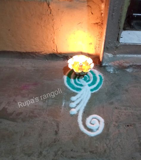 Small Corner Rangoli Designs, Vasal Kolam, Corner Rangoli Designs, Theme Rangoli, Kolam Border, Swastik Rangoli, Diwali Kolam, Border Kolam, Karthigai Deepam