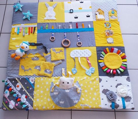 Baby Play Mat Diy Sewing, Playmat Diy, Boy Sewing Projects, Nursery Sewing, Baby Activity Mat, Baby Diy Projects, Baby Toys Diy, Sensory Blanket, Fidget Quilt