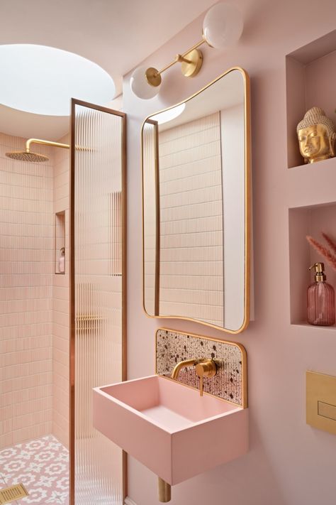 An Interior Designed 3 bedroom, 2 bathroom quirky, large garden apartment. Old Pink Bathroom, Unique Bathroom Ideas, Gray Rooms, Pink Bathroom Vintage, Victorian Apartment, Unique Interiors, Pink Bathroom Decor, Grey Room, Bathroom Goals