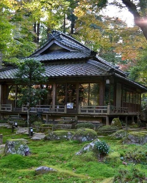 Japanese House Exterior, Japanese Cottage, Japanese Exterior, Old Style House, Old Temple, Japanese Garden Landscape, Asian House, Zen Interiors, Japanese Home Design