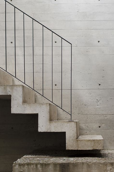 Image 17 of 44 from gallery of Casa BC / 3ARCH. Photograph by The Black Rabbit درابزين السلم, Vstupná Hala, Minimalist Dekor, Concrete Staircase, Escalier Design, Exterior Stairs, Concrete Stairs, Metal Railings, Stair Case