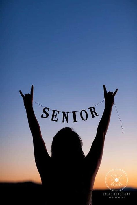 Senior Picture Ideas | Skip To My Lou Senior Picture Poses, Senior Year Pictures, Graduation Picture Poses, Shotting Photo, Graduation Photography, Senior Graduation, Graduation Photoshoot, Senior Pictures Poses, Foto Tips