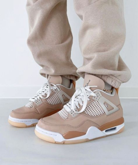 Jordans Women Outfit, Casual Shoes Women Sneakers, Nike Air Jordan 4 Retro, Nike Air Jordan 4, Retro Basketball Shoes, Nike Shoes Girls, Preppy Shoes, Pretty Shoes Sneakers, Jordan Shoes Retro