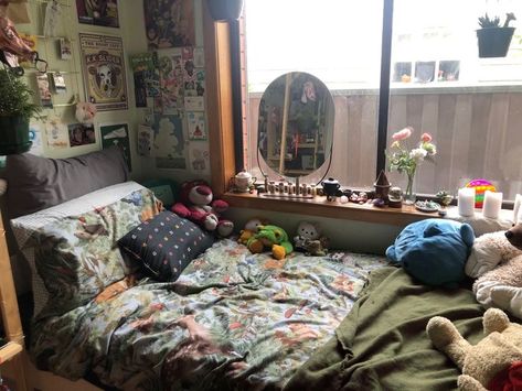 aesthetic cluttered indie room inspo Decorating Large Bedroom, Whimsigoth Dorm, Cluttered Aesthetic, Cluttered Room Aesthetic, Cluttercore Bedroom, Street Room, Indie Room Inspo, Cluttered Room, Chill Room