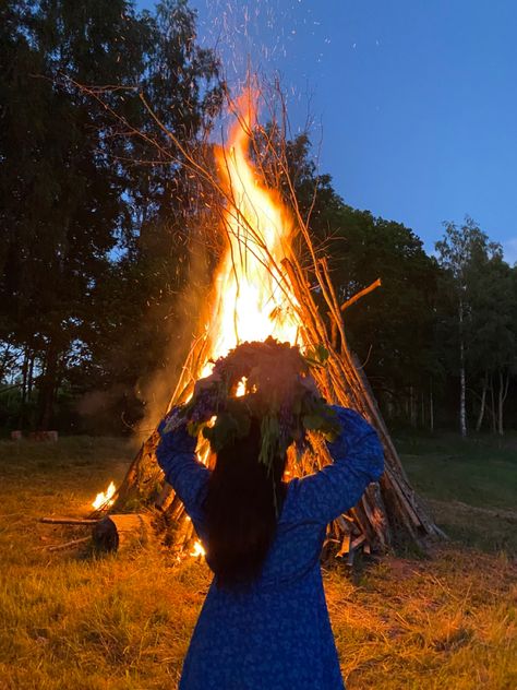 Field Bonfire Party, Midsommar Holiday, Scandinavian Gothic, Midsummer Ritual, Midsommar Birthday, Midsommar Celebration, Midsummer Bonfire, Midsummer Aesthetic, Midsummer Sweden