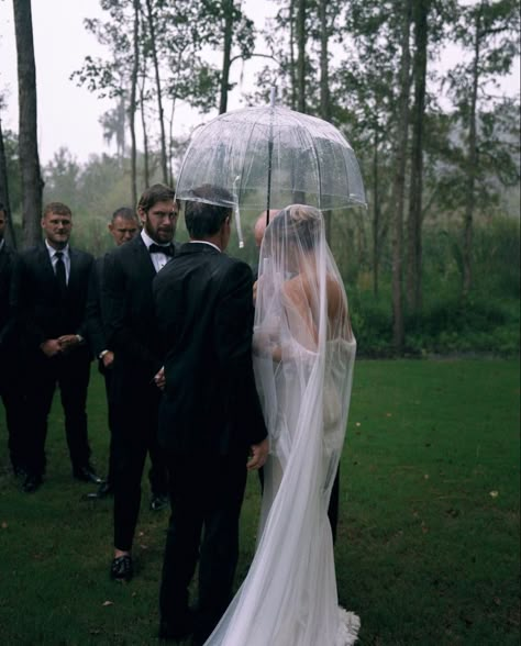 Rain Themed Wedding, Outdoor Rain Wedding, Outdoor Rainy Wedding, Rainy Wedding Ceremony, Rain Wedding Ceremony, Rainy Forest Wedding, Rainy Outdoor Wedding, Raining Wedding, Rain Wedding Photos