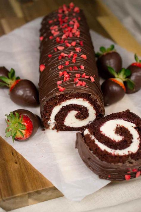 Chocolate Strawberry Swiss Roll - youthsweets Swiss Roll Chocolate, Chocolate Strawberry Roll Cake, Swiss Roll Design, Chocolate Swiss Roll Recipe, Strawberry Cake Roll, Strawberry Swiss Roll, Chocolate Cake Roll, Chocolate Strawberry Desserts, Chocolate Roulade