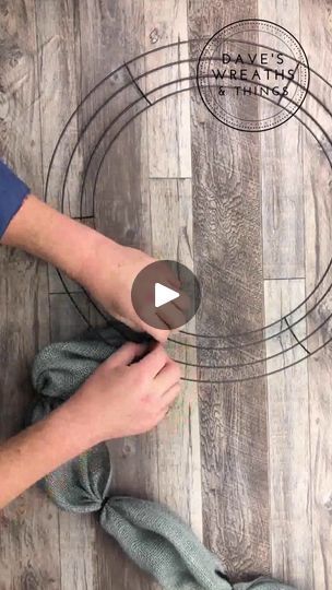 Bubble Wreath Tutorial, Frame Wreaths, Burlap Bubble Wreath, Bubble Wreath, Diy Burlap, Bubble Style, Bow Making, Wreath Tutorial, Frame Wreath