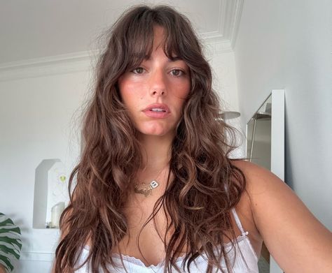 Long Bangs On Wavy Hair, Shirt Curtain Bangs, Long Wavy Hair Curtain Bangs, Natural Wavy Hair With Bangs, Brunette Hair Wavy, Long Brown Hair Bangs, Fringe Wavy Hair, Wavy Hair Side Bangs, Long Hair Wispy Bangs