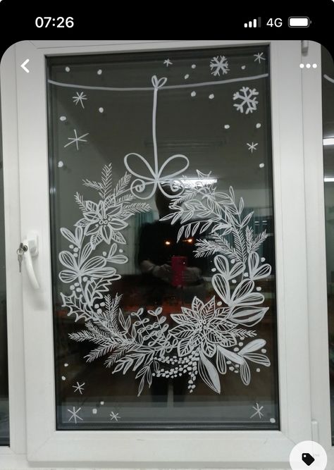 White Chalk Window Art Christmas, Winter Window Painting Ideas Easy, White Christmas Window Painting, Window Chalk Christmas, Window Drawing Christmas, Winter Window Painting Ideas, Christmas Window Art Ideas, Christmas Window Drawing, Christmas Window Art