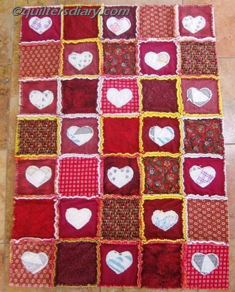 Valentine heart applique rag quilt from quiltersdiary.com Hearts Quilt, Rag Quilt Tutorial, Photo Props Diy, Heart Applique, Rag Quilts, Start Quilting, Sampler Quilts, Heart Quilt, Quilting For Beginners