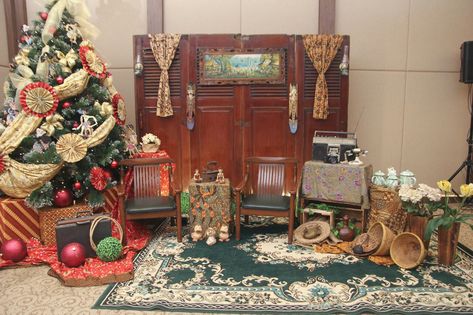 Traditional Photobooth Ideas, Hari Raya Photobooth, Raya Decoration Ideas, Pinoy Christmas, Raya Deco, Raya Decoration, Ramadan Table Decor, Diy Eid Decorations, Vintage Table Setting