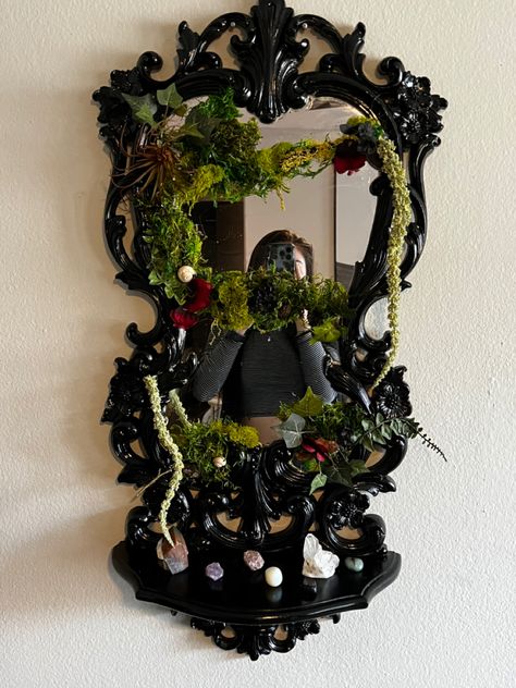 Black Mirror With Moss, Round Moss Mirror, Moss Mirrors, Moss Mirror Diy, Moss Mirror Diy With Flowers, Moss Fairy Mirror Diy, Diy Goth Mirror, Wizard Trinkets, Diy Goth Mirror Frame