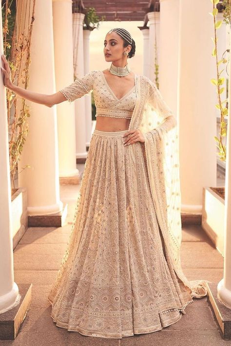 White Bridal Lehenga, Tulle Lehenga, Feather Veil, Scallop Dupatta, Feather Fabric, Chikankari Lehenga, Bridal Lehenga Designs, Tassel Blouse, White Lehenga