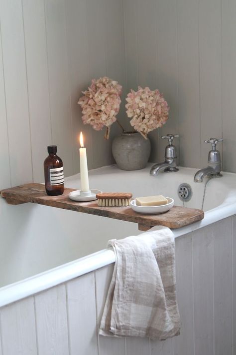 Bath Fitter, Bath Board, Rustic Bath, Wooden Bath, Wooden Brush, Bad Inspiration, Cottage Bathroom, Bead Board, Small Bathroom Ideas