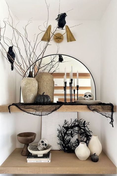 Halloween Shelf, Modern Halloween Decor, Chic Halloween Decor, Classy Halloween Decor, Halloween Decor Diy, Minimalist Halloween, Halloween Mantle, Casa Halloween, Diy Halloween Decor