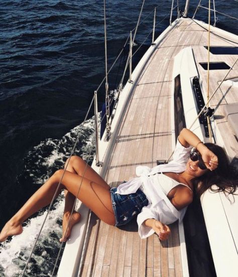 Boat Photoshoot, Yachts Girl, Boat Girl, Yacht Week, Boat Pics, Beach Friends, Boats Luxury, Sailing Outfit, Shooting Photo