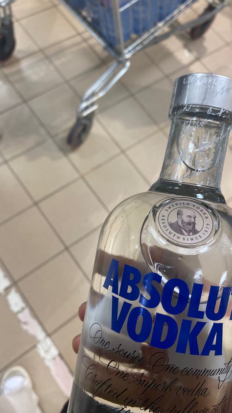 Vodka Redbull, Impulsive Ideas, Alcoholic Drinks Pictures, Pretty Alcoholic Drinks, Party Drinks Alcohol, Pretty Pens, Alcohol Aesthetic, Absolut Vodka, Vodka Drinks