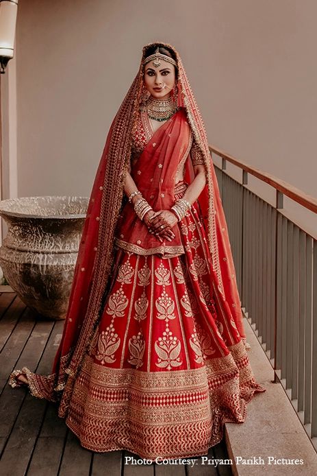 Sabyasachi Bridal Lehenga, Outif Ideas, Sabyasachi Wedding, Latest Bridal Lehenga Designs, Baju Kahwin, Sabyasachi Bridal, Sabyasachi Bride, Red Bridal Dress, Celebrity Bride