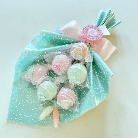 Cake Pop Bouquet, Easter Cake Pops, Mothers Day Desserts, Cake Pop Designs, Free Range Eggs, Food Bouquet, Chocolate Cake Pops, Cake Pop Decorating, Edible Bouquets