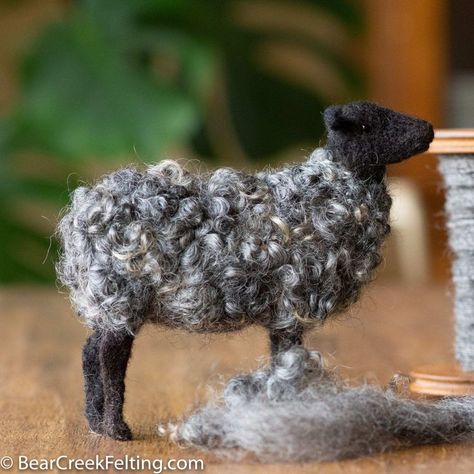 needle felting black sheep Tovad Ull, Needle Felted Fox, Sheep Crafts, Shetland Sheep, Sheep Breeds, Needle Felting Diy, Sheep Art, Needle Felted Christmas, Wool Animals