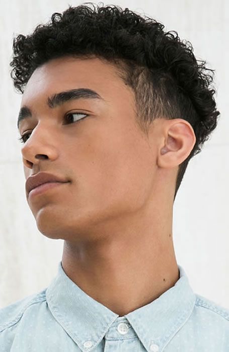 50 Of The Coolest Men’s Black & Afro Hairstyles: Short Natural Curls With Fade #menshairstyles #menshair #afro #fade Crochet Afro, Reece King, Short Natural Curls, Afro Hairstyles Men, 얼굴 그리기, Crochet Braids Hairstyles, Corte De Cabelo Masculino, Hairstyle Gallery, 짧은 머리