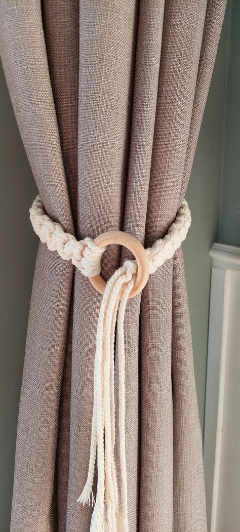 Curtains Holder Diy, Macrame Curtain Holder, Curtain Tie Backs Diy, Macrame Boho Decor, Yarn Macrame, Drapery Tie Backs, Macrame Tassel, Macrame Yarn, Handmade Curtains