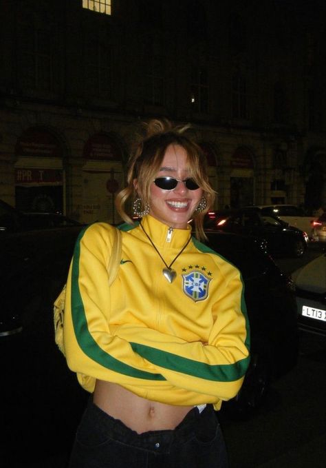 Mode Zara, The Early 2000s, Jersey Outfit, Foto Poses, Looks Street Style, Football Outfits, Step Back, Mode Inspo, Fashion Streetwear