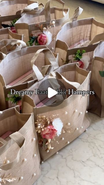 How To Make Gift Hampers, Wedding Room Hampers, Wedding Gift Hamper Ideas, Wedding Hamper Ideas, Hampers Bag, Diy Gift Hamper, Hamper Decoration, Hamper Gift Ideas, Room Hampers