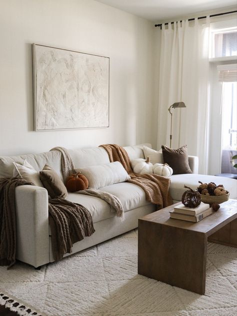 Sherpa Couch Aesthetic, White Couch Pillows Ideas, Cozy Couch Aesthetic, Boucle Couch, Fall Couch, Cozy Couch, Pumpkin Pillows, Condo Decorating, Couch Pillows