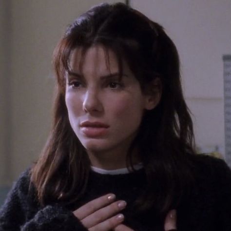 lucy eleanor moderatz while you were sleeping sandra bullock pfp icon soft girl aesthetic cute 90’s movie Sandra Bullock Hair, Sleep Hairstyles, Layered Haircuts For Medium Hair, Birthday Hair, While You Were Sleeping, 90s Hairstyles, Hair Stylies, Haircuts For Medium Hair, Girl Inspiration