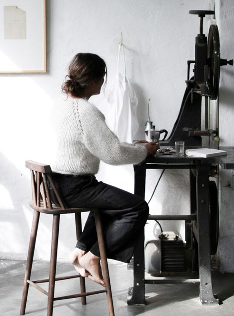 Non bar stool - ygg&lyng Air Chair, Oak Plywood, Designer Bar Stools, Photography Inspiration Portrait, Stool Design, Bar Chair, Modern Forms, Her Eyes, Traditional Crafts