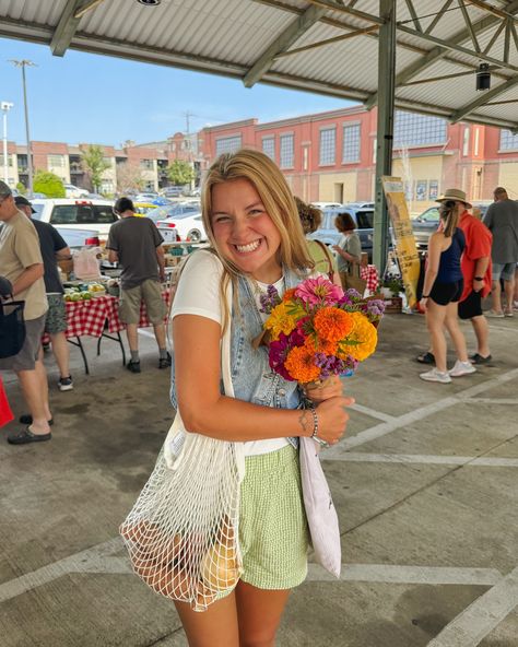 Farmer’s market mornings!🥰🥕💐🤍🍅🥬🍑 Farmers Market Aesthetic Outfit, Farmer Market Outfit, Farmers Market Pictures, Farmers Market Photoshoot, Farmers Market Fashion, Merch Shoot, Farmers Market Outfit, Modesty Outfits, Her Campus