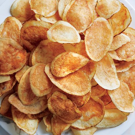 Keys to great chips: A lower frying temp gets the moisture out; a vinegar soak ensures they're crisp. Fried Potato Chips, Potato Chip Recipes, Bowl Recipes, Bon Appetite, Chips Recipe, Crispy Potatoes, Fried Potatoes, Appetizer Dips, Potato Chips