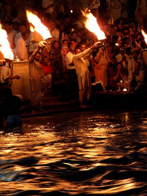 Aarti Ceremony on Ganges Indian Temple Architecture, Sanatana Dharma, Digital Art Photography, Earth And Space Science, States Of India, Haridwar, Indian Temple, Spiritual Experience, Indian Aesthetic