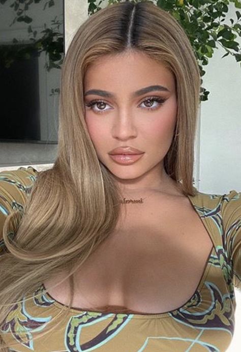 Mulatto Hair Color, Honey Blonde Highlights On Brown Hair Caramel, Honey Beige Blonde Hair, Blonde On Brown Skin, Honey Blonde Hair On Latinas, Kylie Jenner Blonde Hair, Kylie Jenner Hair Color, Jenner Hair, Beige Blond