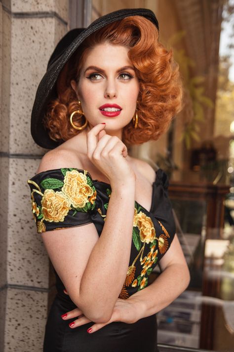 Poppy Outfit, Cabelo Pin Up, Golden Roses, The Pretty Dress Company, Beautiful Red Hair, Retro Hairstyles, Beautiful Lady, Pretty Dress, Southern Belle