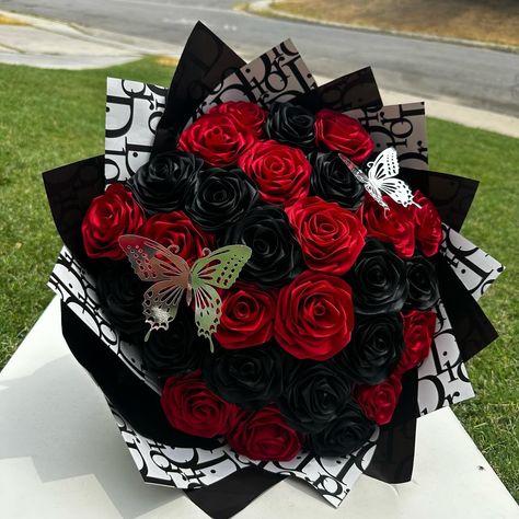 29 roses🥀🖤 - - - - - #eternalbouquet #black #red #roses #boquet #ramos #fypppp #redandblack #ordernow #uniqueroses #eternal #diorpaper #ribbon #ribbonflowers #butterflies Crafty Flowers, Ribbon Rose Bouquets, Red Bouquet, Red Rose Bouquet, Unique Roses, Bouquet Wrap, Glitter Roses, Prom Ideas, Ribbon Roses