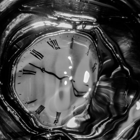 Within The Wires, Alice In Wonderland Clocks, The Glass Menagerie, Melting Clock, Water Abstract, Time Photography, Clock Art, Weird Dreams, 인물 사진